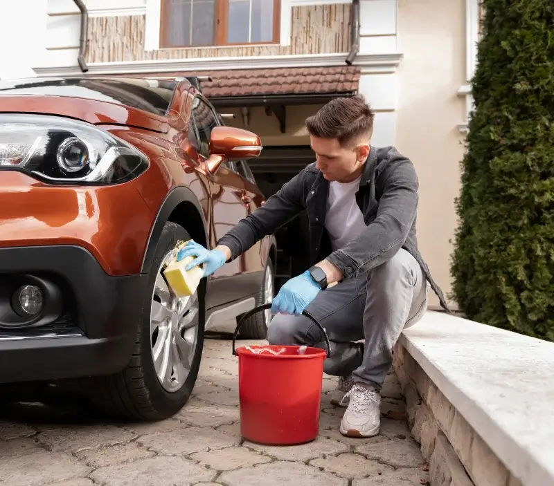 Lavage auto à domicile Pero-Casevecchie : professionnel intervenant sur un véhicule